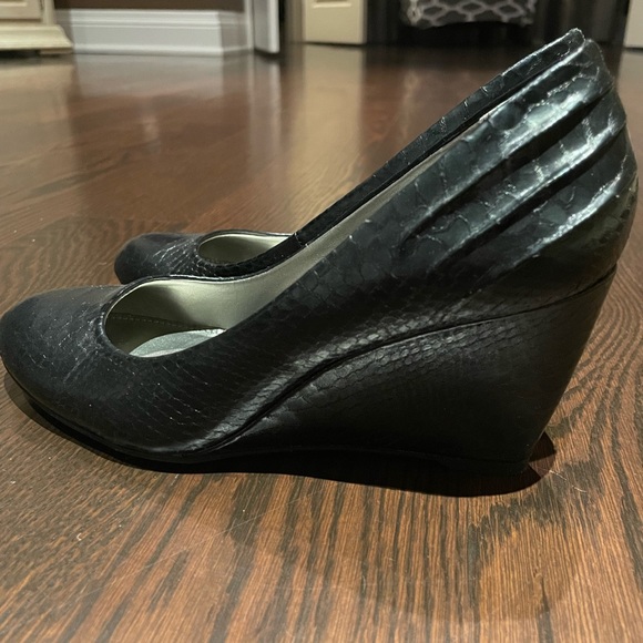 BANDOLINO BLACK WEDGES - Picture 2 of 3